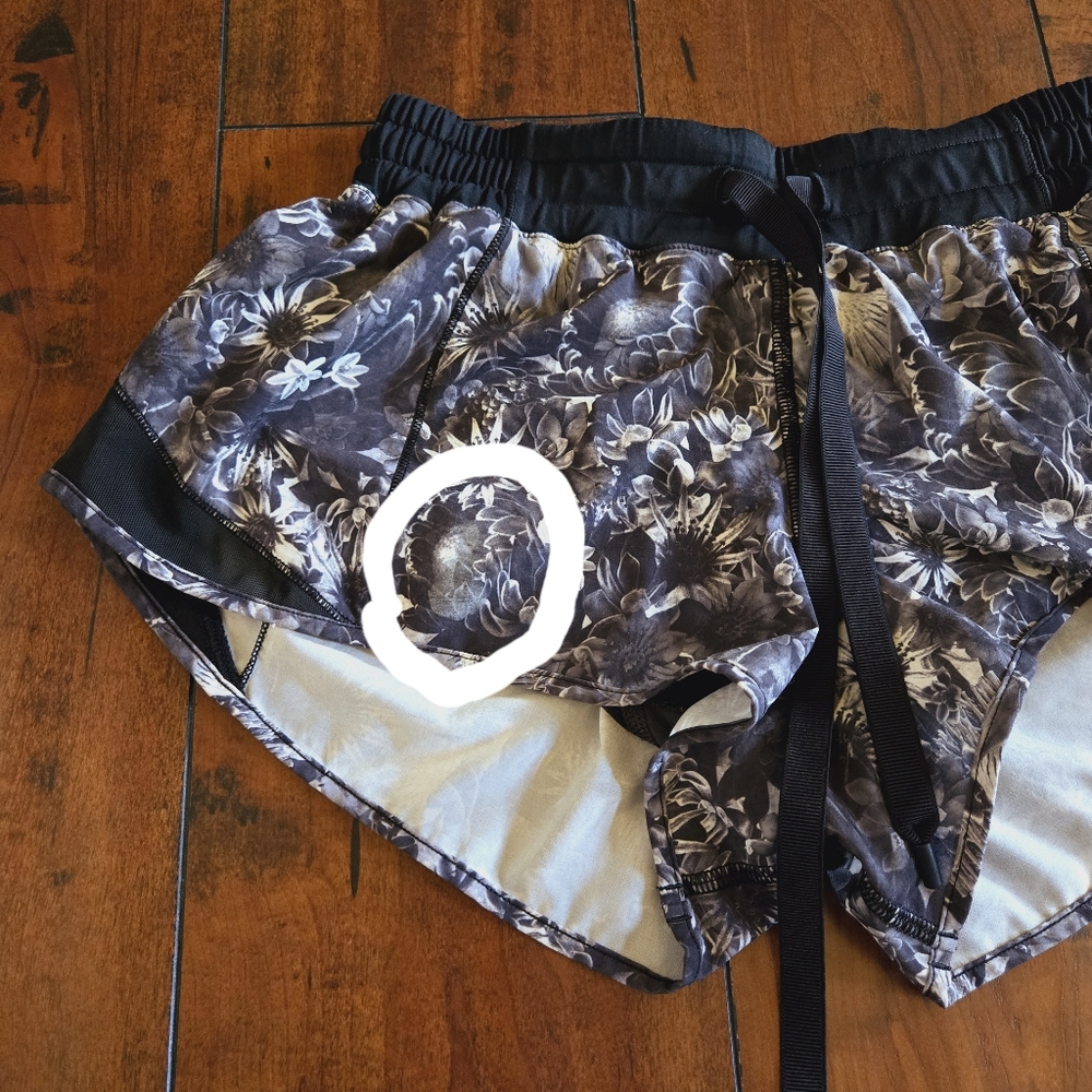 Lululemon Hotty Hot Shorts Flowabunga Black Angel Wing Low Rise Lined 2.5" Sz 6 - Picture 14 of 15